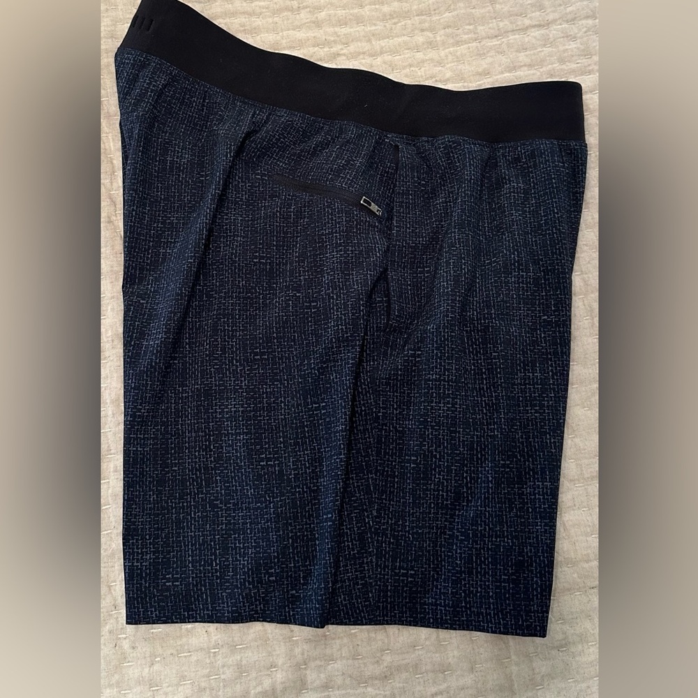 Lululemon linerless 20” shorts. Basket weave pattern. Sz L